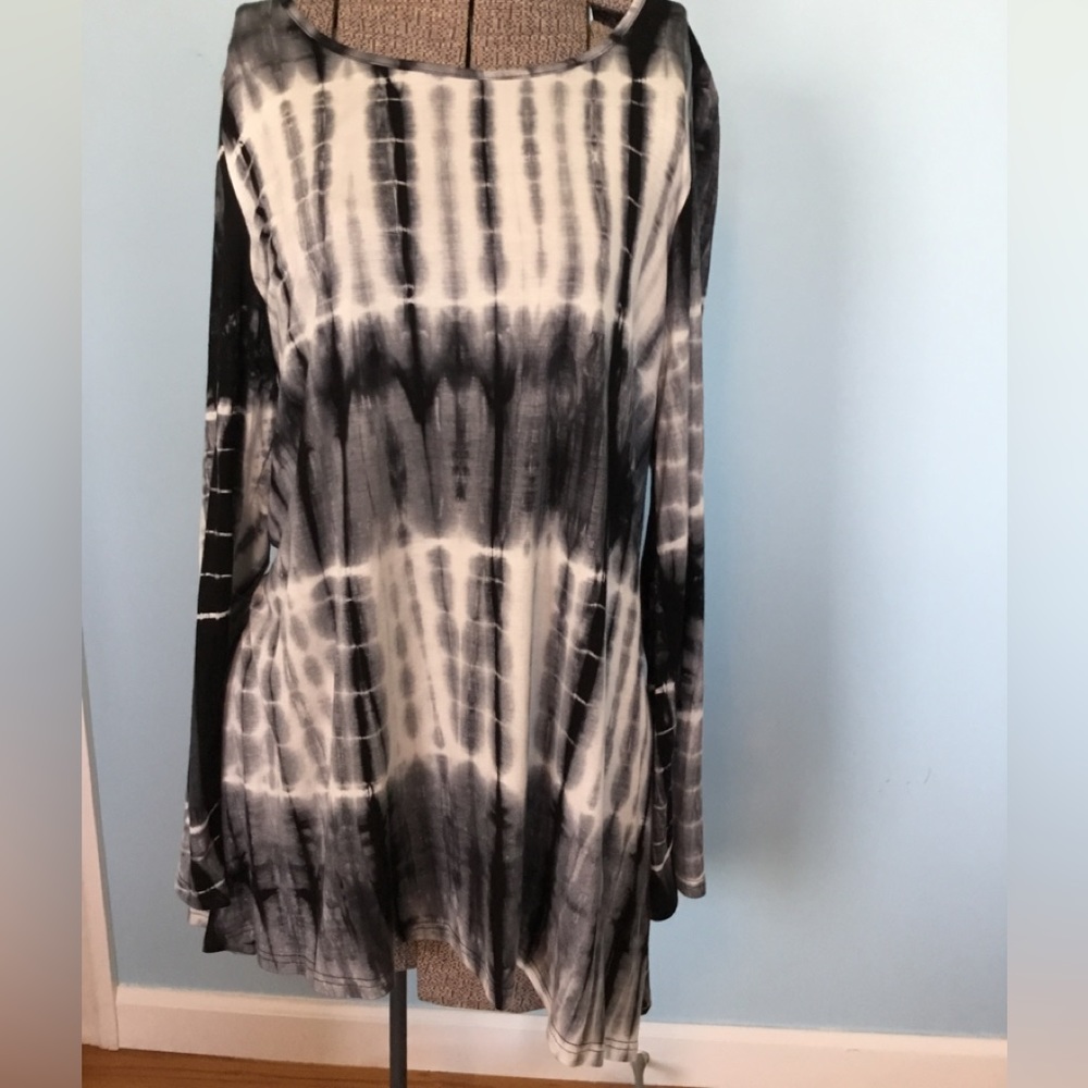 Super soft and long black, white and grey long top